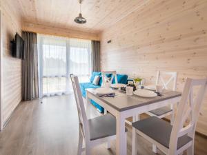 TV a/nebo společenská místnost v ubytování Cozy, wooden holiday homes with terraces