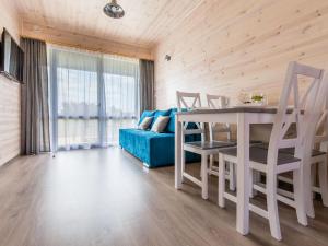 TV a/nebo společenská místnost v ubytování Cozy, wooden holiday homes with terraces