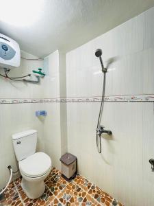 La salle de bains est pourvue d'une douche et de toilettes. dans l'établissement Phuc Bao Center Local Homestay - 3 mins walk to Old Town, à Hội An