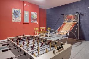 Private Luxury Villa, Theme PlayRoom, Heated pool في كيسيمي: غرفة بها لوحة شطرنج وزحليقة
