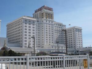 um grande edifício branco com uma torre em cima em Cozy Unit at Resort Casino Hotel Atlantic City em Atlantic City
