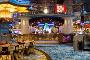 um bar no hino dos mares à noite em Cozy Unit at Resort Casino Hotel Atlantic City em Atlantic City