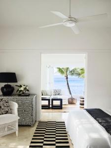 um quarto com uma cama e vista para o oceano em Tamarind Beach Estate em Port Vila