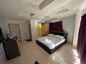 a bedroom with a bed in a room at Beach&hills in Pattaya South