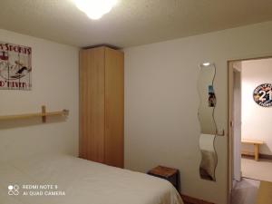 - une chambre avec un lit et un mur avec une porte en verre dans l'établissement Appartement Tignes, 3 pièces, 7 personnes - FR-1-449-60, à Tignes