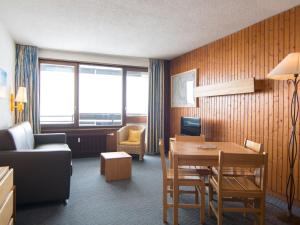 een hotelkamer met een tafel, een bank en een eetkamer bij Studio Tignes, 1 pièce, 4 personnes - FR-1-449-138 in Tignes