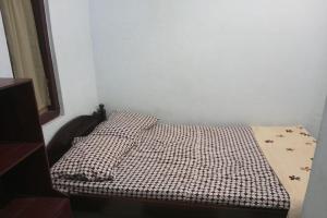 Ένα ή περισσότερα κρεβάτια σε δωμάτιο στο Homestay Wijaya Mulya