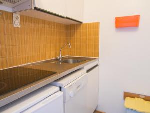 uma cozinha com um lavatório e um balcão em Appartement Tignes, 2 pièces, 5 personnes - FR-1-449-167 em Tignes