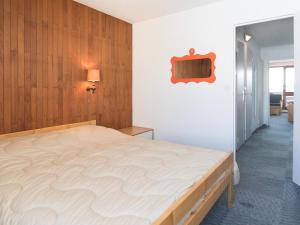 um quarto com uma cama grande e uma parede de madeira em Appartement Tignes, 2 pièces, 5 personnes - FR-1-449-167 em Tignes