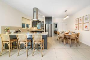 Dapur atau dapur kecil di Petal and Bloom - 3BR Family CBD