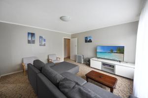 斯蒂基斯霍爾米的住宿－Bluefin On Theresa，带沙发和平面电视的客厅