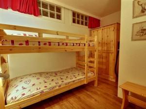 سرير بطابقين أو أسرّة بطابقين في غرفة في Appartement La Plagne, 4 pièces, 8 personnes - FR-1-455-25