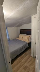 sypialnia z łóżkiem w małym pokoju w obiekcie Cozy downtown one bedroom free parking w mieście Kingston