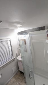 małą łazienkę z umywalką i lodówką w obiekcie Cozy downtown one bedroom free parking w mieście Kingston