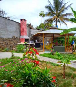 een tuin met een stenen open haard en een paviljoen bij Lugar Tranquilo in Puerto Ayora