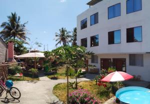 een uitzicht op een gebouw met een zwembad bij Lugar Tranquilo in Puerto Ayora
