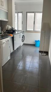A cozinha ou kitchenette de Greater Lisbon Cozy 2B Apartment - Odivelas
