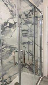 um chuveiro com uma porta de vidro na casa de banho em Greater Lisbon Cozy 2B Apartment - Odivelas em Odivelas