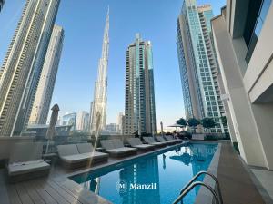 Bazén v ubytování Manzil - 2BR Apartment with Maid's Room and Burj View in Downtown, Dubai nebo v jeho okolí