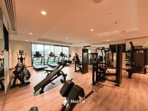 Fitness centrum a/nebo fitness zařízení v ubytování Manzil - 2BR Apartment with Maid's Room and Burj View in Downtown, Dubai