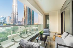 Posezení v ubytování Manzil - 2BR Apartment with Maid's Room and Burj View in Downtown, Dubai