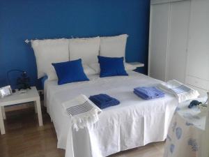 Ένα ή περισσότερα κρεβάτια σε δωμάτιο στο White and Blue Holidays