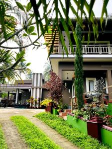 ein Gebäude mit Pflanzen davor in der Unterkunft Linn View Home Stay Munnar in Munnar