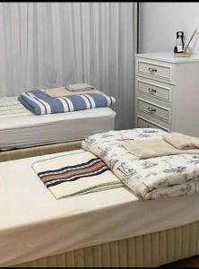 Een bed of bedden in een kamer bij Luxury apartment with sea view
