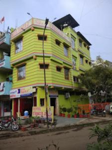 博帕爾的住宿－HOTEL THAKUR JI,Bhopal，大型黄色建筑,