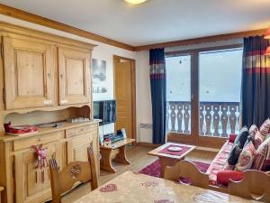 a living room with a view of the ocean at Beau 3 pièces pour 6 pers, ski aux pieds, superbe balcon Les Menuires - FR-1-178-310 in Les Menuires +13 photos