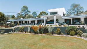 una casa con un jardín delante de ella en Motel Maclean en Maclean