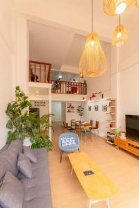 ein Wohnzimmer mit Sofa und Tisch in der Unterkunft Jane house in old city & market in Chiang Mai