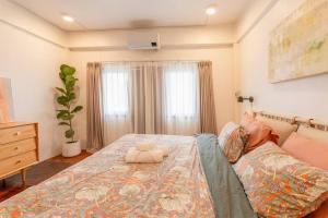 ein Schlafzimmer mit einem Bett und einer Couch in der Unterkunft Jane house in old city & market in Chiang Mai