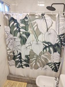 a shower curtain with a bunch of leaves at Casa Mar in La Lucila del Mar