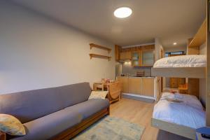 紹澤杜爾克西的住宿－Bianca's Studio 500mt From Ski - Happy Rentals，带沙发和双层床的客厅