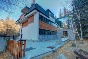 紹澤杜爾克西的住宿－Bianca's Studio 500mt From Ski - Happy Rentals，森林中的房子