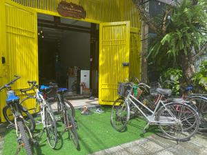 a group of bikes parked in front of a yellow building at Lu Peaceful Homestay in Da Nang