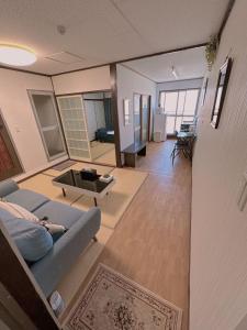 大阪Nippori Osaka Nishi-Tengachaya Guesthouse西天下茶屋アパートメント的带沙发和桌子的客厅