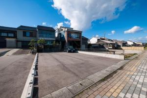 an empty parking lot in front of a house at 海風〜nami no oto〜 in Himi