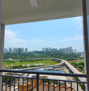 - un balcon offrant une vue sur la ville dans l'établissement Ap 1 Quarto/varanda, Burle Marx!, à São Paulo