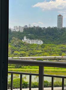 - une vue sur la ville depuis la fenêtre dans l'établissement Ap 1 Quarto/varanda, Burle Marx!, à São Paulo