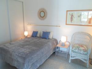 Кровать или кровати в номере Appartement Balaruc-les-Bains, 2 pièces, 2 personnes - FR-1-503-49