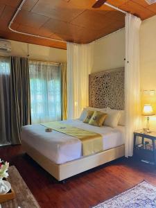 una camera con un grande letto di Kandjeng Puri Kailas Canggu a Sempidi