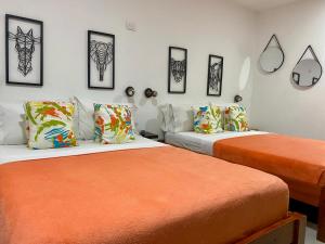 dos camas sentadas una al lado de la otra en una habitación en Makena La Boquilla Beach Hostel, en Cartagena de Indias