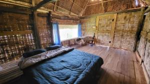 Un pat sau paturi într-o cameră la KONKE RUỘNG FARMSTAY