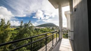 Un balcón con vista a la montaña en Sodnac Terraces New 2 bedroom Apartment, en Quatre Bornes