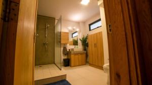 un baño con ducha y WC en Sodnac Terraces New 2 bedroom Apartment, en Quatre Bornes
