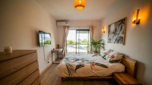 un dormitorio con una cama y una ventana en Sodnac Terraces New 2 bedroom Apartment, en Quatre Bornes