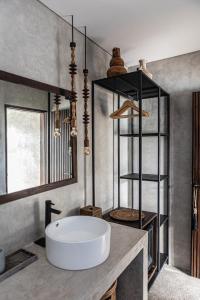 uma casa de banho com uma banheira branca e um lavatório. em Kano Twin em Canggu