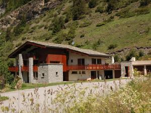 a house on the side of a mountain at Appartement Lanslevillard, 2 pièces, 5 personnes - FR-1-508-131 in Lanslevillard